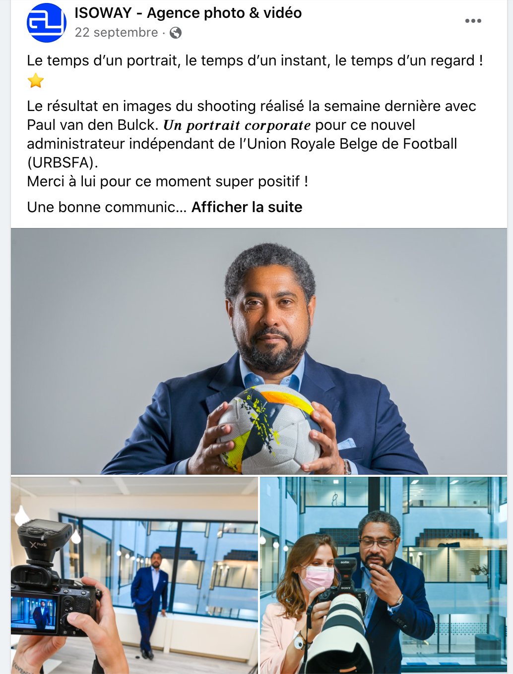 Séance photo d'un homme en costume bleu, tenant un ballon de football, avec des images en coulisses montrant la photographie en cours.
