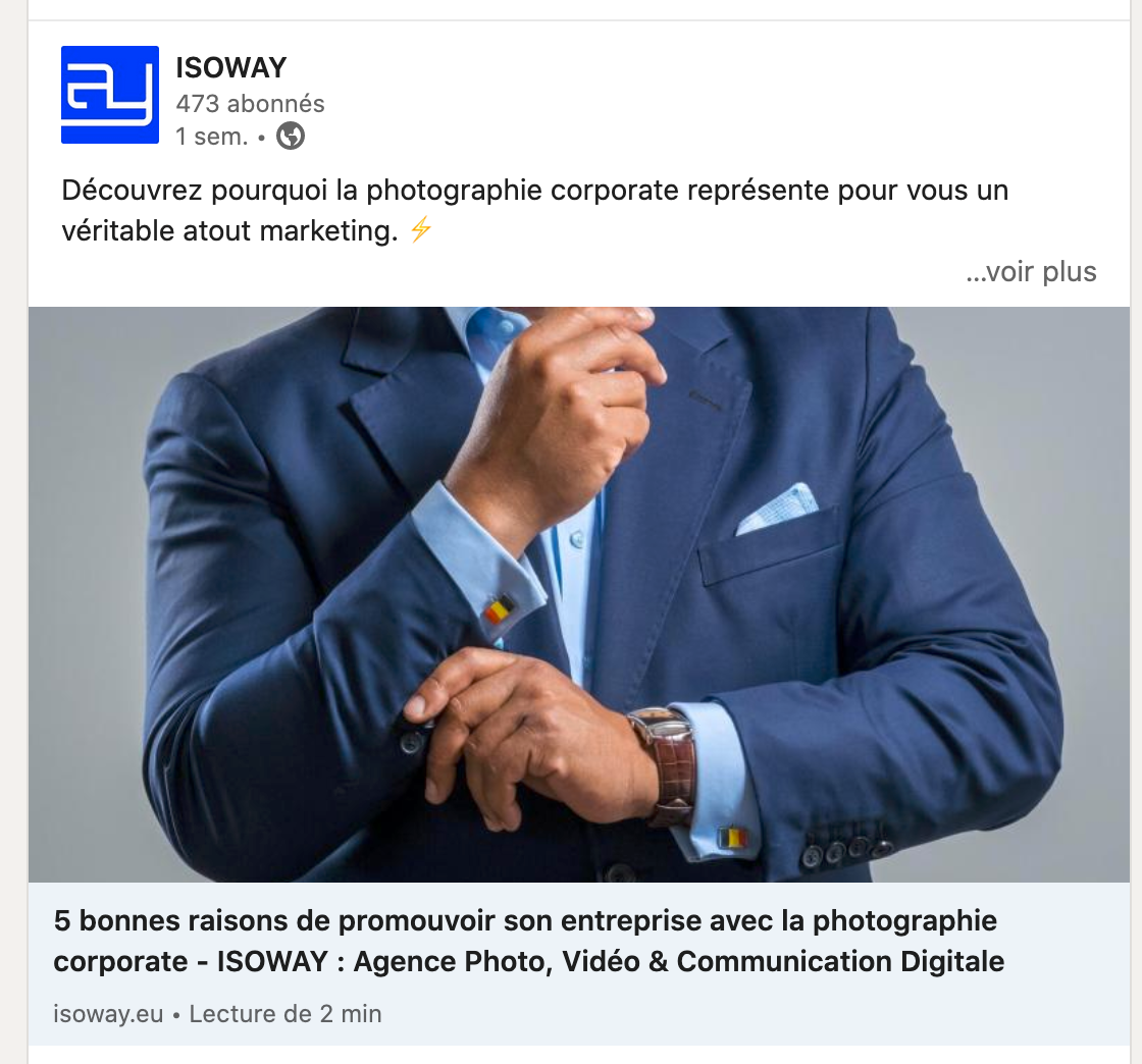 Personne en costume bleu, portant une montre-bracelet, faisant un geste pensif. Texte en arrière-plan sur l'importance des photos corporate pour le marketing. Logo ISOWAY en haut à gauche.