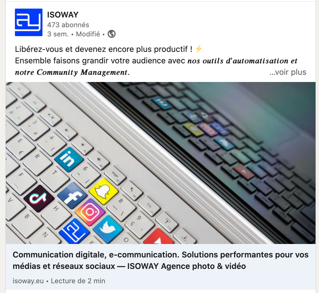 Clavier d'ordinateur avec des icônes de réseaux sociaux comme LinkedIn, TikTok, Facebook, Snapchat, et Instagram se superposant sur certaines touches.