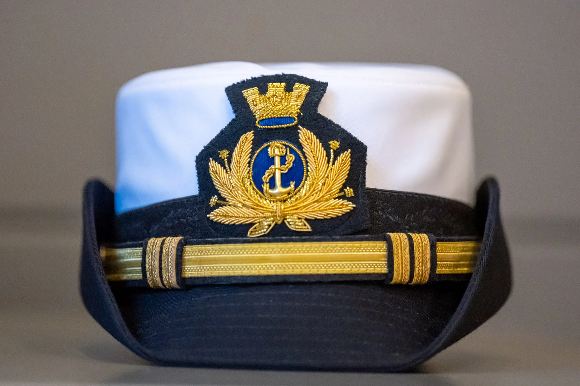 Casquette de capitaine de marine ornée de broderies dorées.