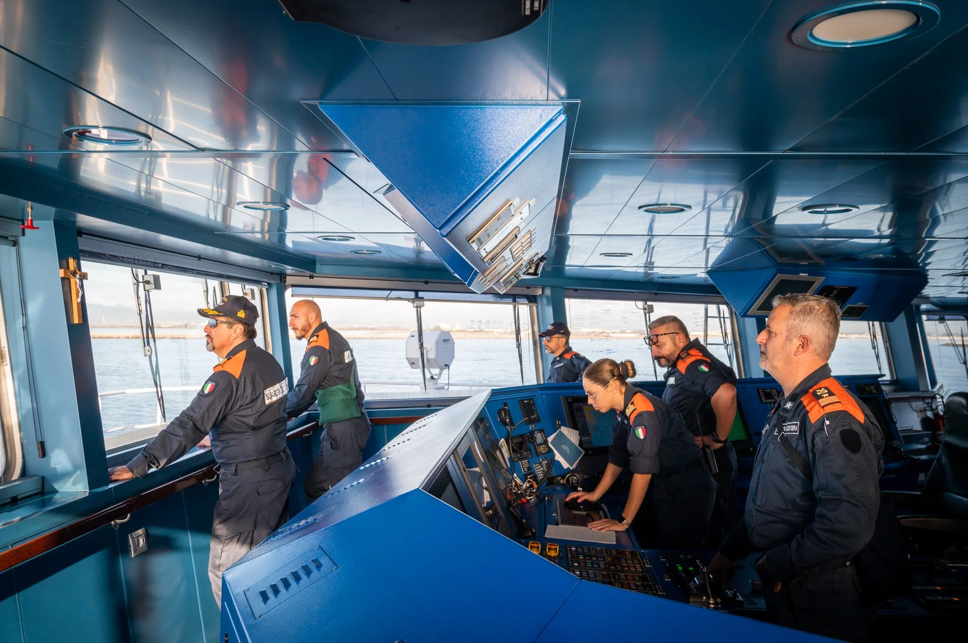 Photo pour l'agence européenne Frontex du pont de commande d'un navire avec équipage en uniforme surveillant les commandes.