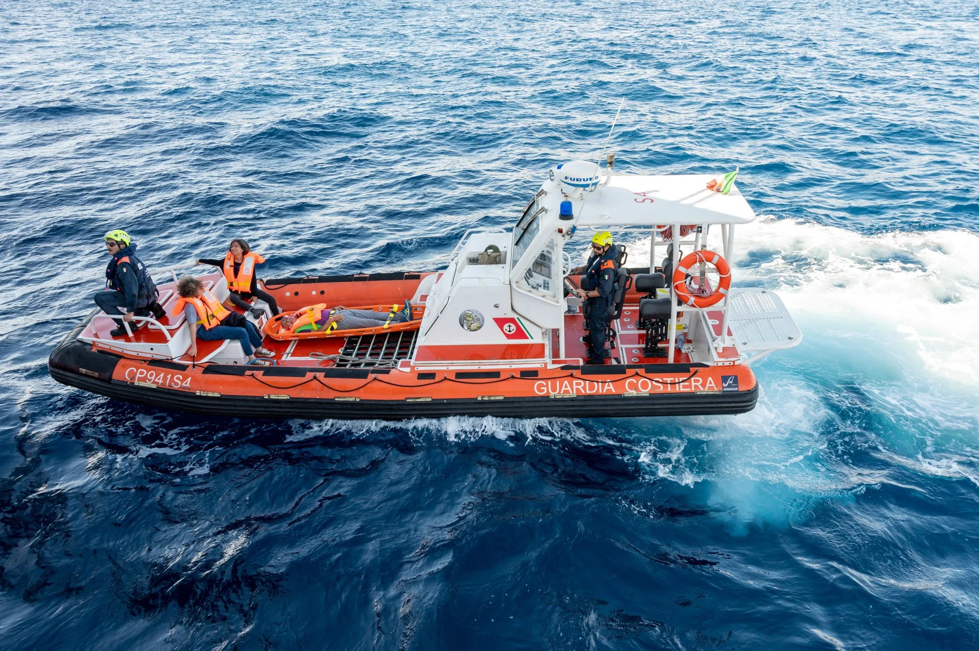 Bateau de sauvetage de la Garde côtière italienne avec personnel à bord.