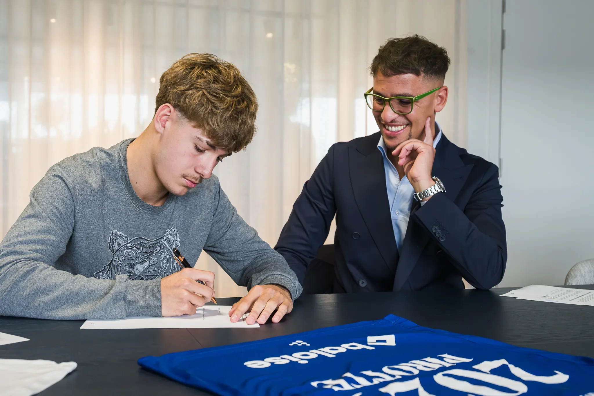 Loris Pirotte signe son contrat avec le KAA Gent avec Yacine Tabti, son agent, à ses côtés