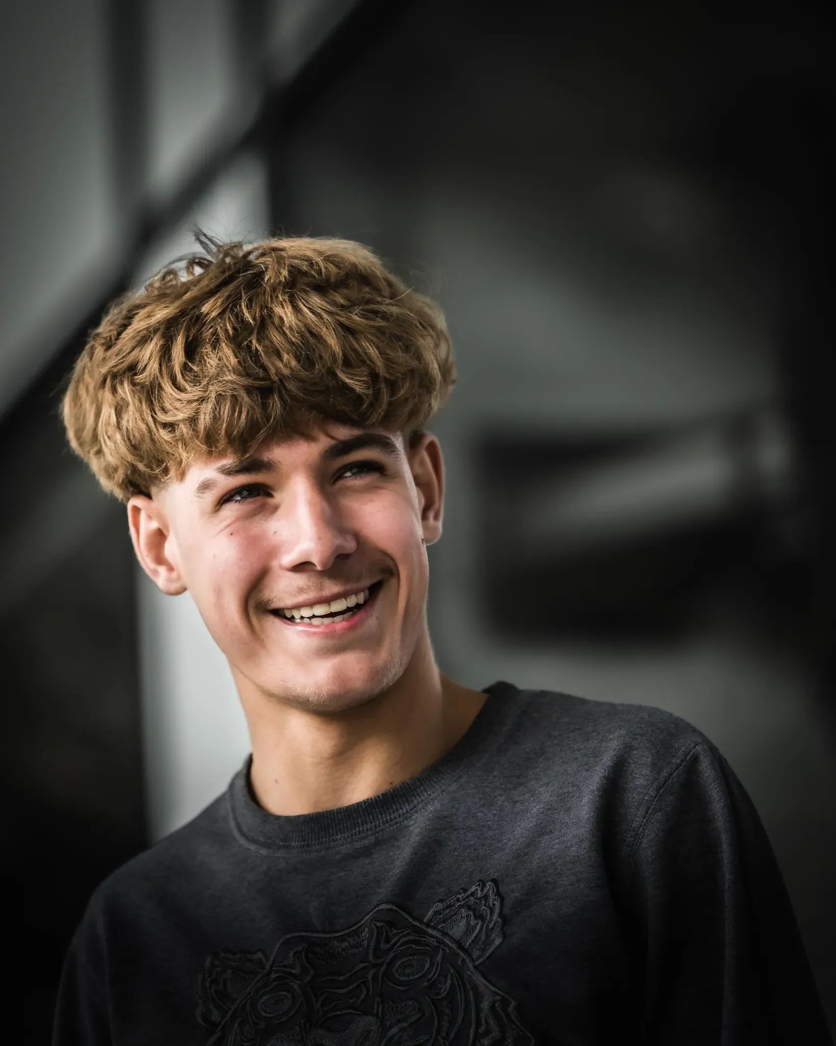 Loris Pirotte souriant photographié par ISOWAY à son arrivée au KAA Gent