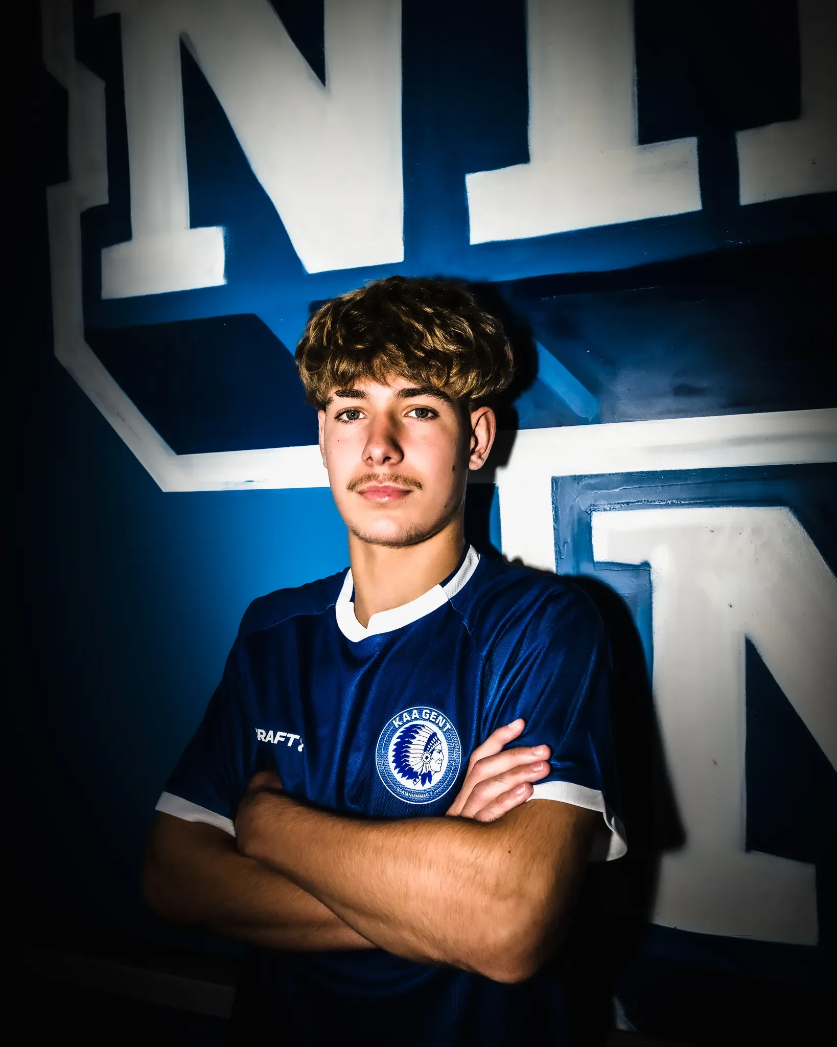 Loris Pirotte pose avec son nouveau maillot du KAA Gent pour le photographe de ISOWAY