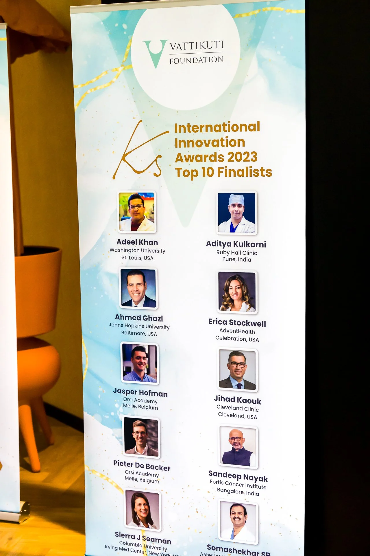 Affiche avec les finalistes des « International Innovation Awards 2023 » de la Fondation Vattikuti, montrant les noms et photos de dix personnes sélectionnées.