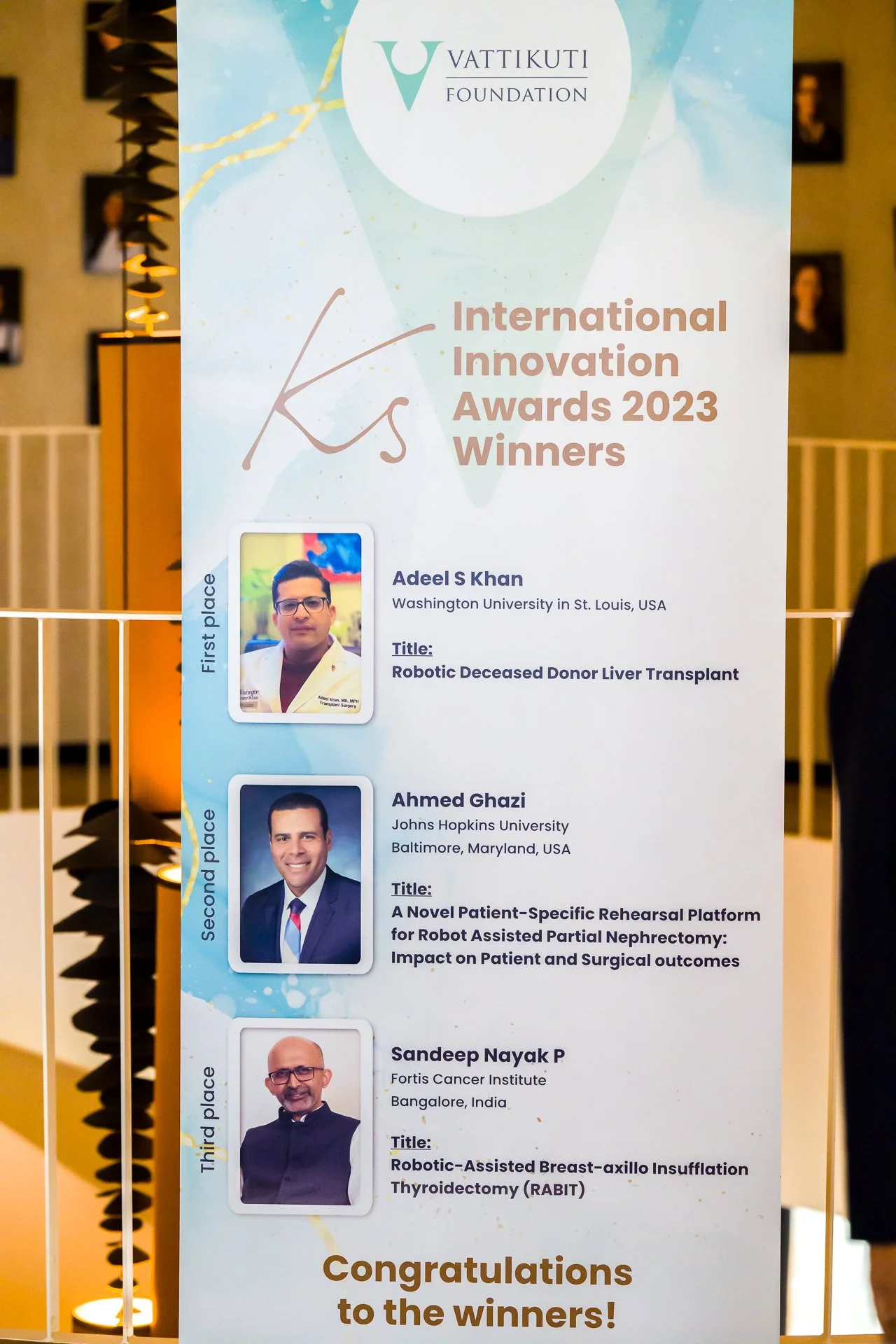 Affiche des gagnants des prix d'innovation internationale 2023 avec les photos de trois lauréats et leurs titres respectifs.