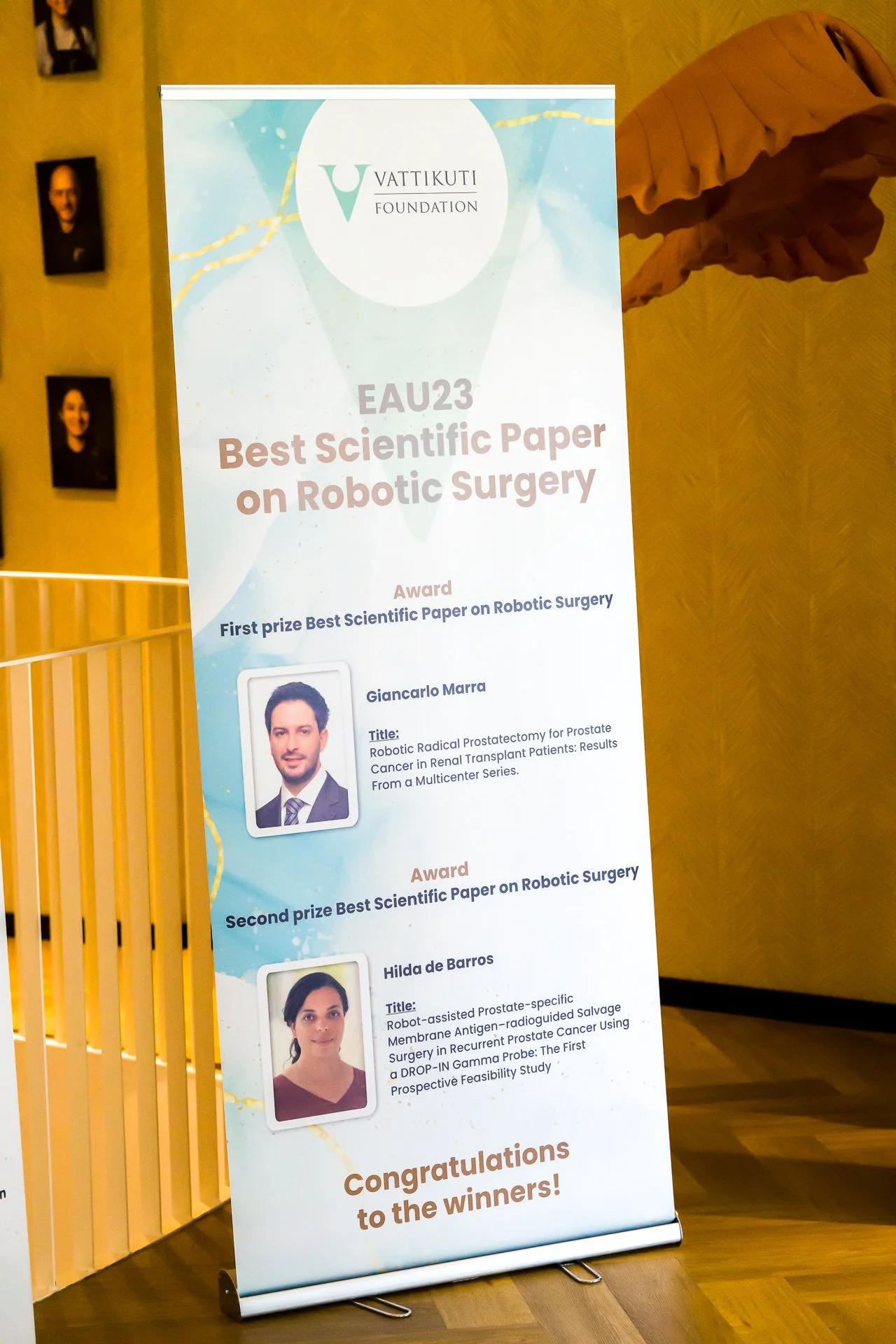Une affiche de la "Vattikuti Foundation" annonçant les lauréats du prix EAU23 pour les meilleurs articles scientifiques sur la chirurgie robotique. Premier prix attribué à Giancarlo Marra et deuxième prix à Hilda de Barros."