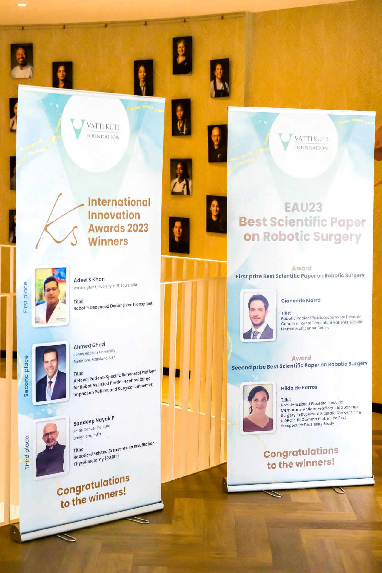 Deux panneaux d'affichage de la fondation Vattikuti présentant les lauréats des prix d'innovation internationale 2023 et du meilleur article scientifique sur la chirurgie robotique. Les lauréats incluent Adeel S Khan, Ahmed Ghazi, et Sandeep Nayak P.