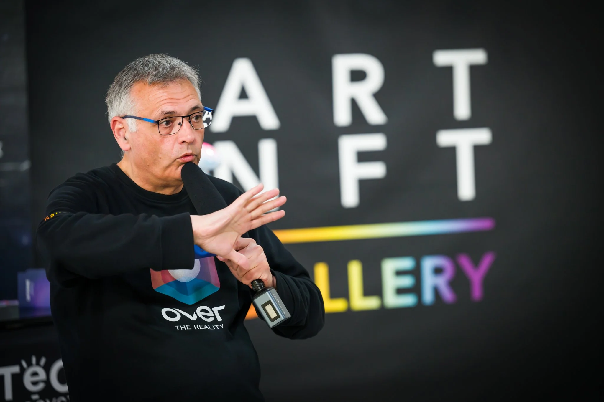 Photo d'une conférence sur les NFT. Portrait de Vincent Parissis capté par le photographe professionnel de ISOWAY.