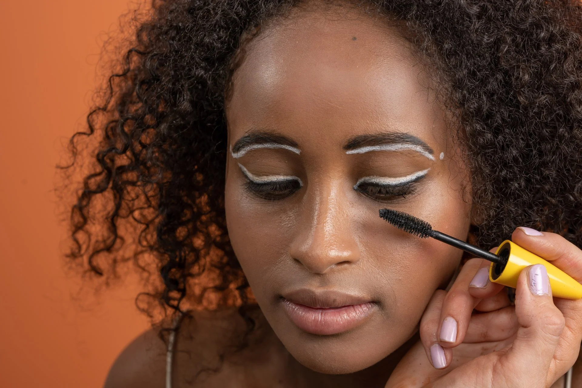 Femme avec maquillage artistique et mascara.