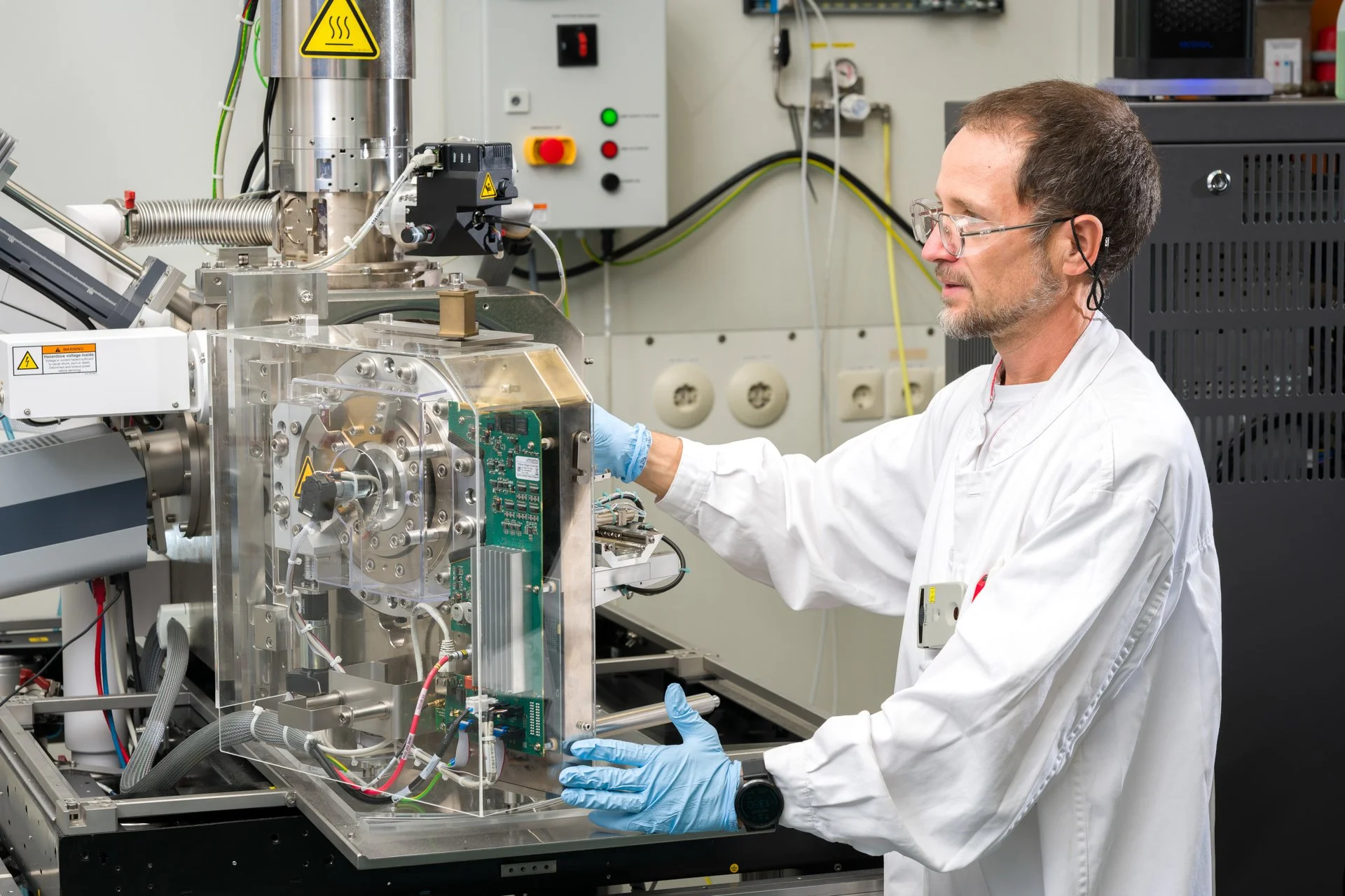Un scientifique en blouse blanche manipule un équipement de laboratoire au JRC à Karlsruhe.