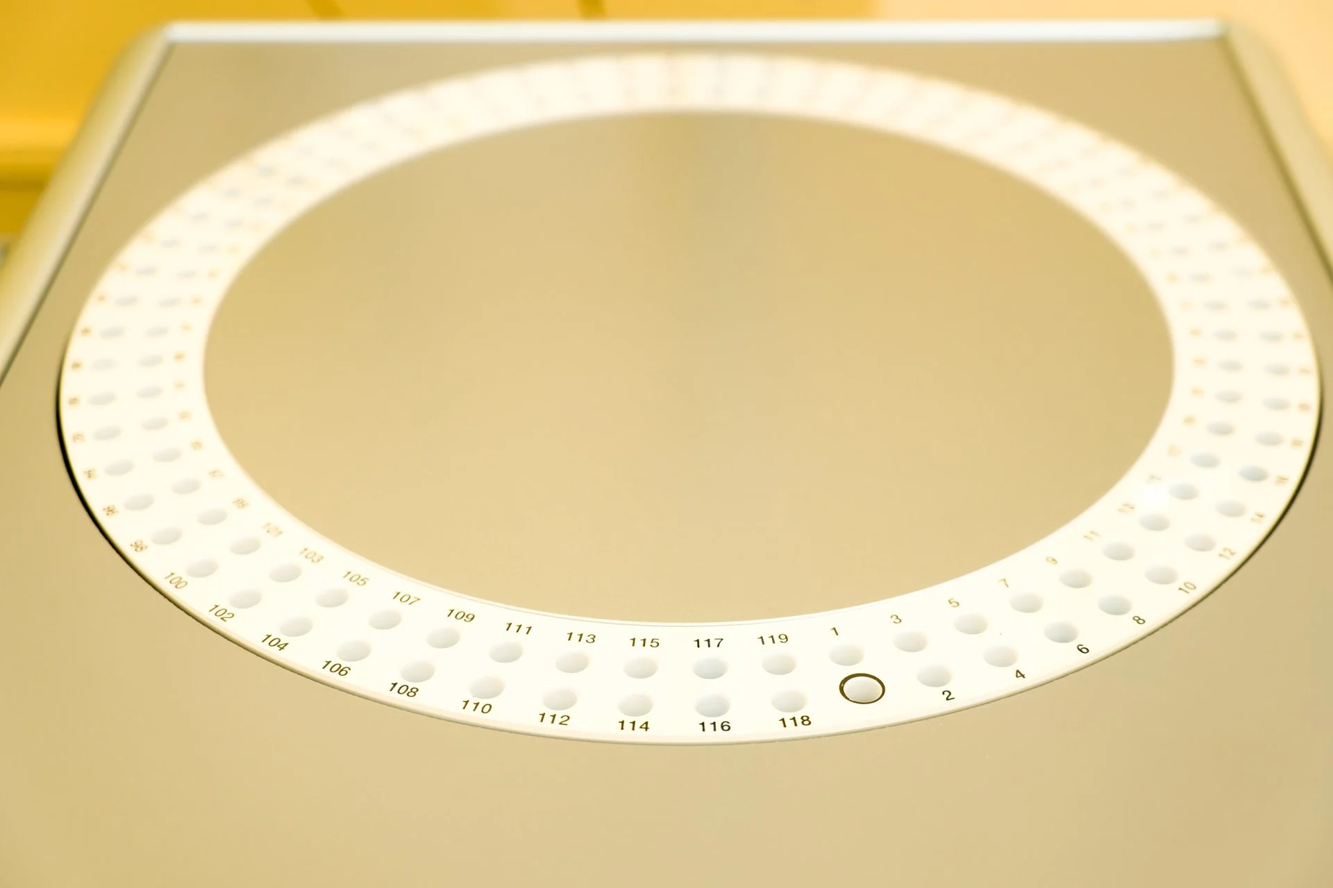 Vue de dessous d’un élément circulaire clair percé de petits trous, dans un laboratoire du JRC à Karlsruhe.
