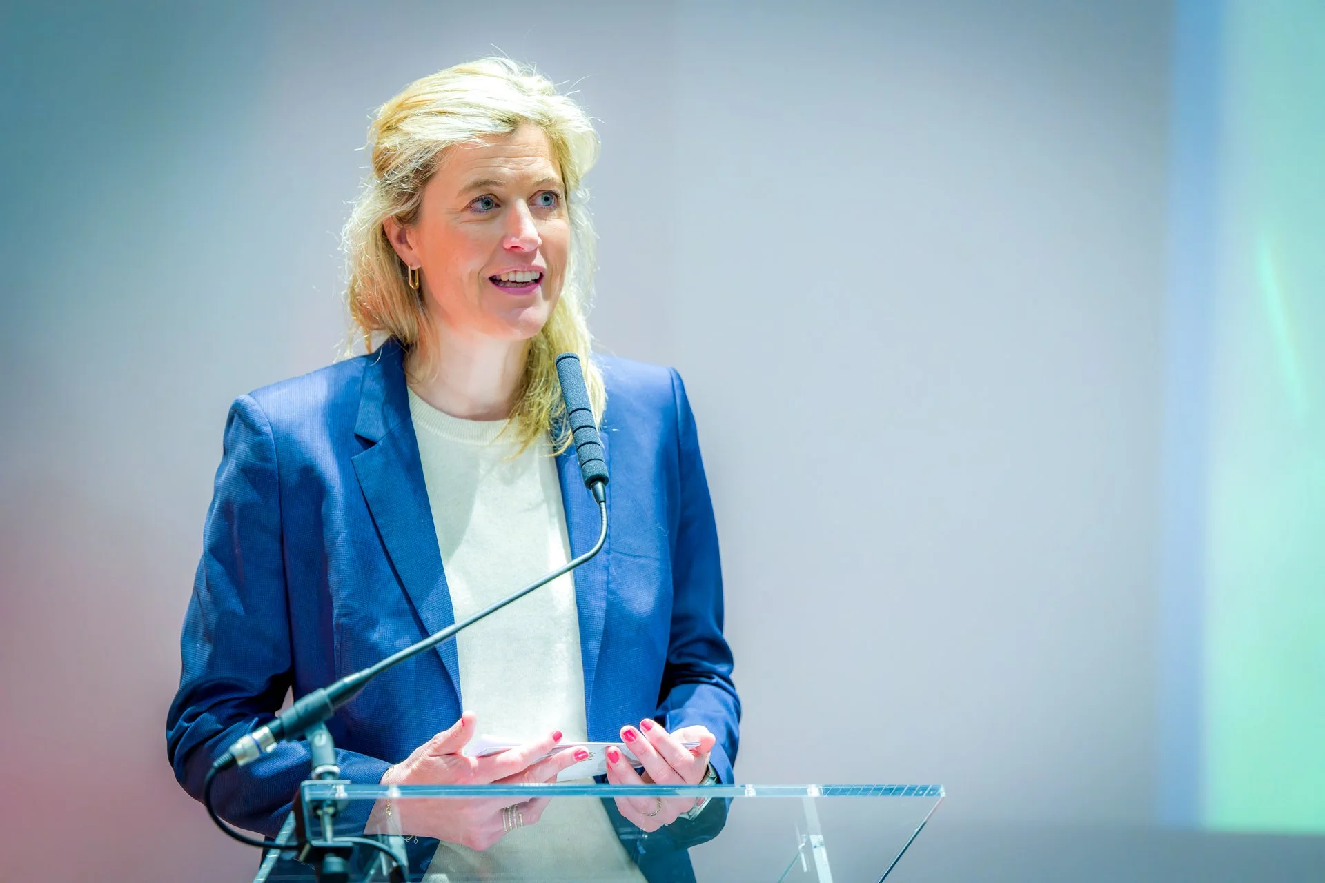 Photo à Bruxelles de la ministre de l'intérieur, Annelie Verlinden par un photographe professionnel de ISOWAY