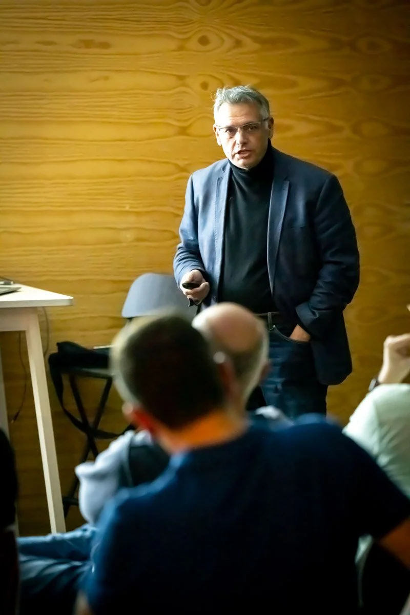Vincent Parissis s’adresse à des participants assis lors du meetup WalChain à Charleroi.