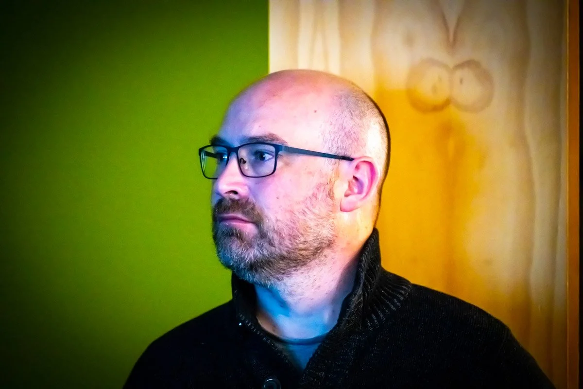 Portrait de Denys Bornauw, portant des lunettes, lors du meetup WalChain à Charleroi.