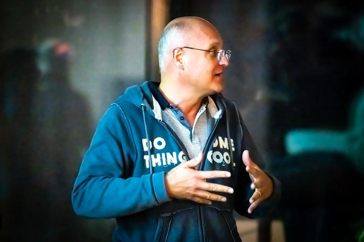 Bruno Lambotte accompagne ses propos de gestes des mains lors du meetup WalChain à Charleroi.