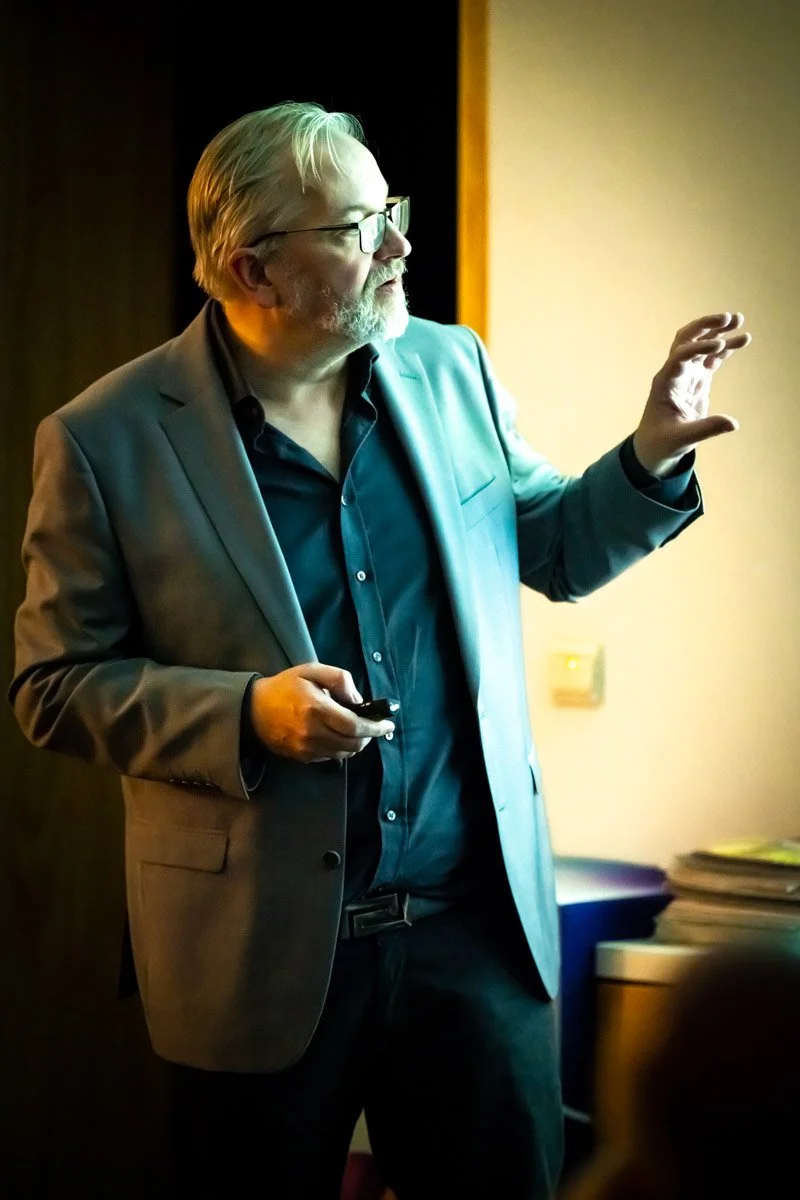Vincent Callebaut désigne une direction pendant son intervention au meetup WalChain à Charleroi.