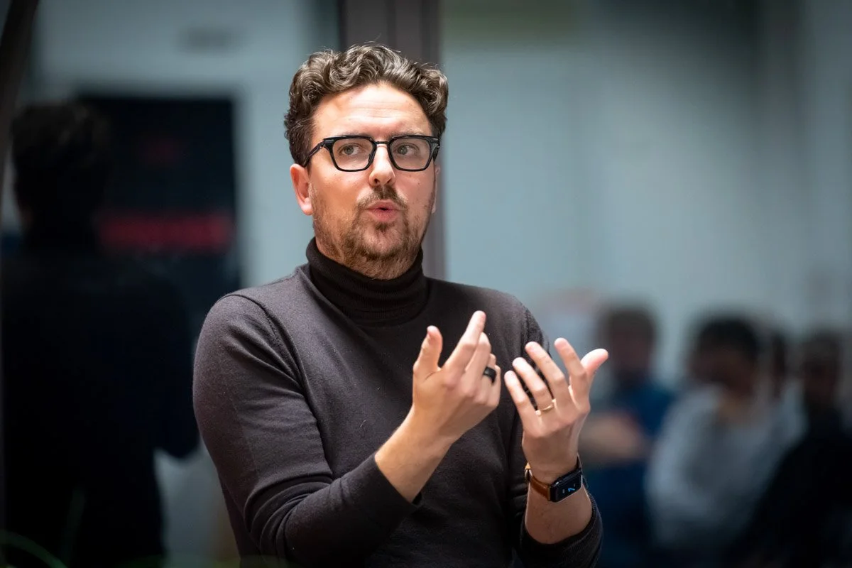 Thomas Parmentier accompagne ses propos de gestes des mains lors du meetup WalChain à Charleroi.