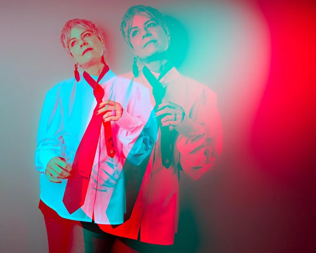 Double exposition d'une personne habillée en chemise blanche et cravate rouge avec un effet multicolore.