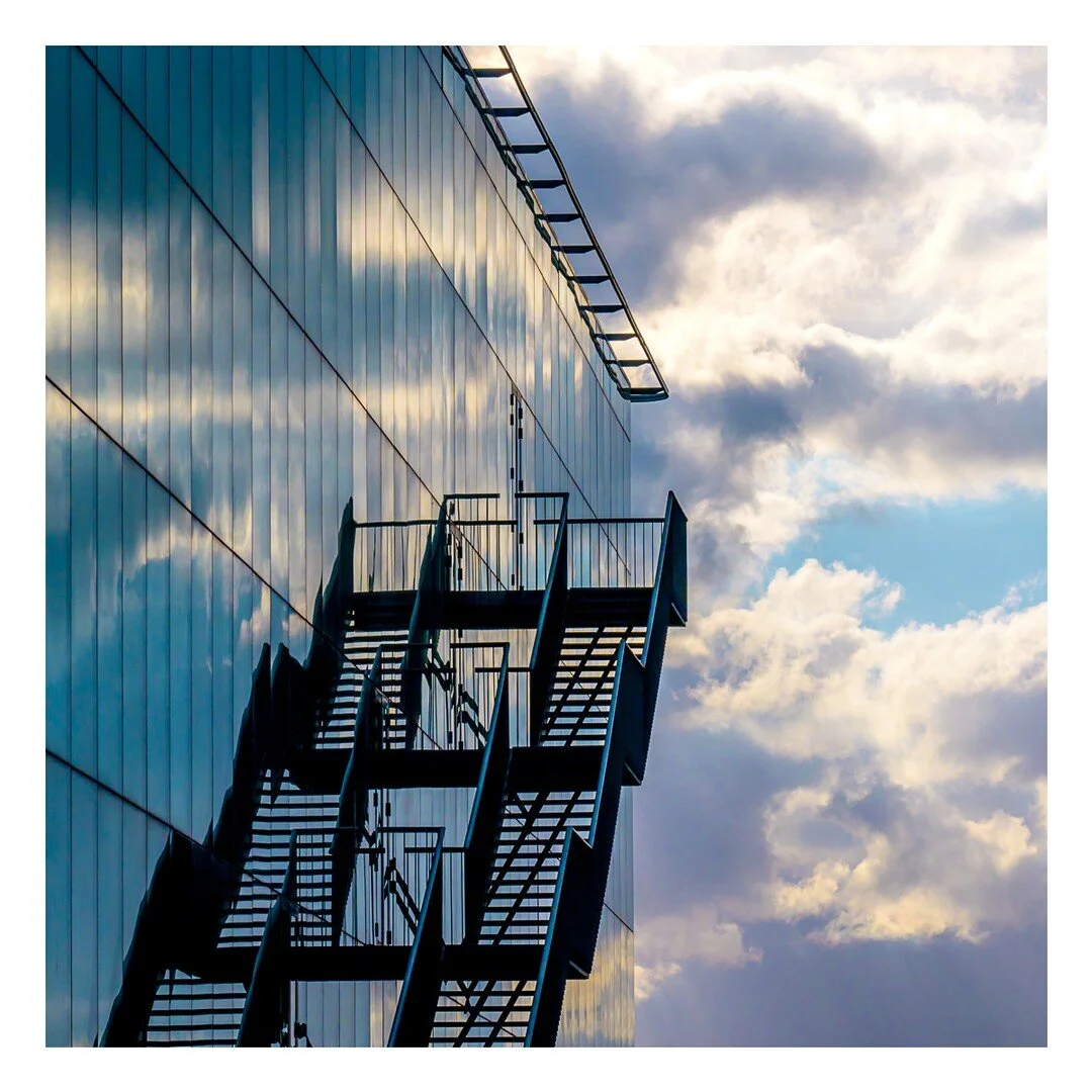 Pas la première fois que l’on fait un shooting photo à Louvain-la-Neuve… 😉 Là on est partis dans notre « trip » architecture. On a misé sur le côté graphique du bâtiment Aula Ma