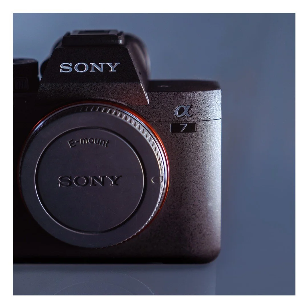 On a testé le nouveau Sony Alpha 7 IV ! On ne va pas se mentir on est déjà fans de Sony, donc peut-être pas très objectifs 😉. On est habitués à shooter avec nos Sony Alpha 7 III. Testés, rete
