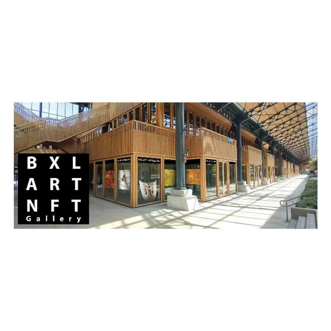 La BXL ART NFT Gallery dans la Gare Maritime de Tour et Taxis à Bruxelles, avec une structure en bois et de grandes vitrines.