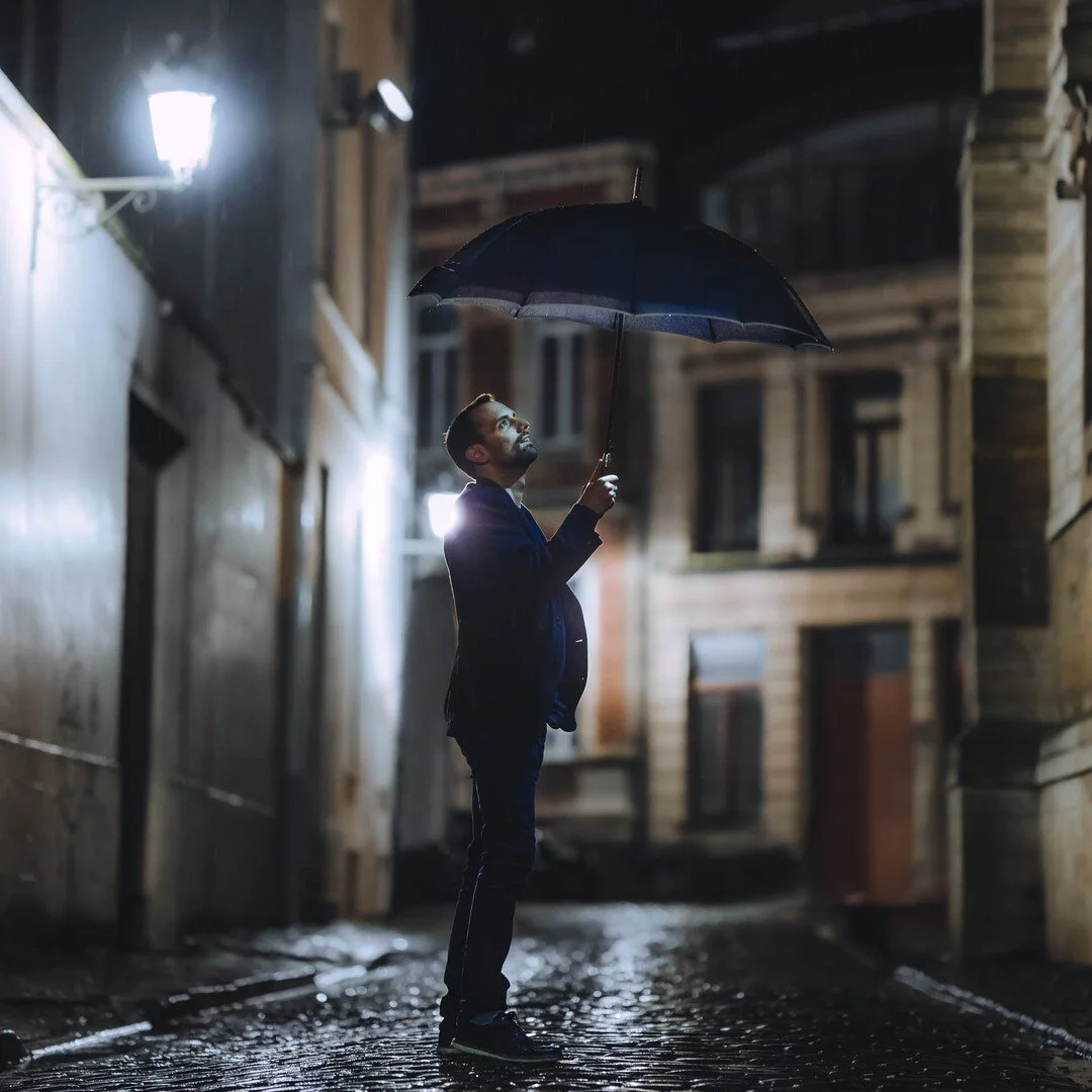 🎶 Toujours autant d'pluie chez moi Toujours autant d'pluie chez moi Mais il fait quand même beau, il fait beau C'est la saison alors on s'adapte 🤷‍♂️ Pourquoi faire une séance photo au sec alors que c'est tellement plus fun sous l