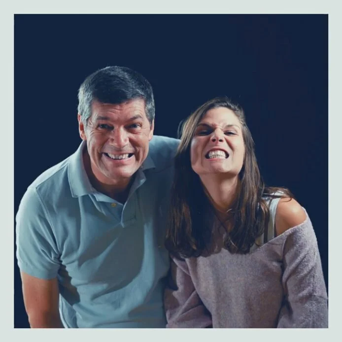 Portrait d'un homme et d'une femme souriant face caméra sur fond sombre, accompagné de trois plans rapprochés de leurs