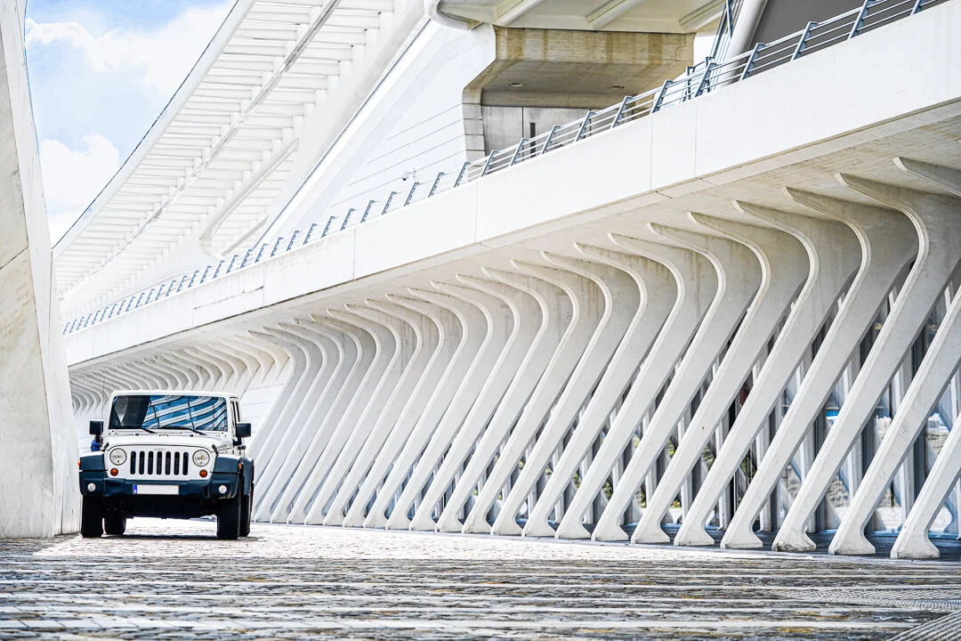 la gare Liège-Guillemins avec une jeep blanche