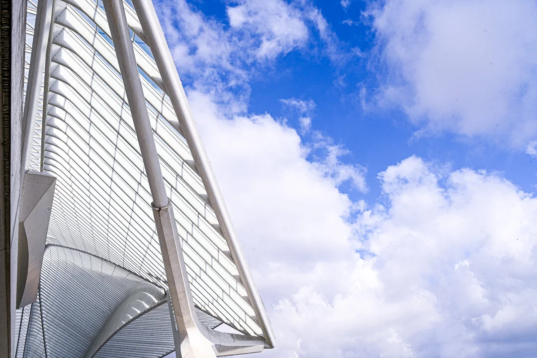 la gare Liège-Guillemins et ciel bleu