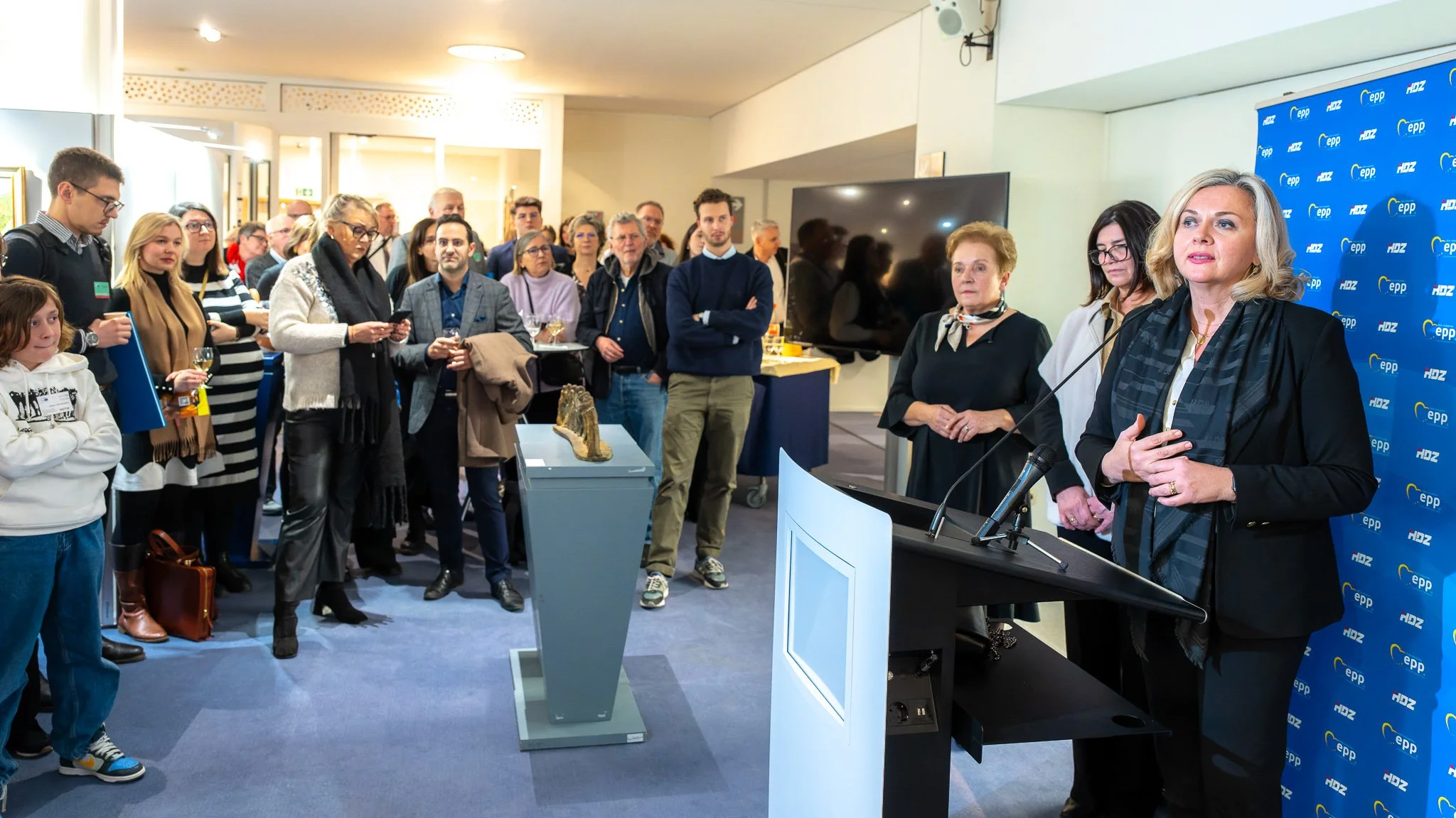 Photographie d'un event au Parlement européen, groupe de personnes écoutant un discours