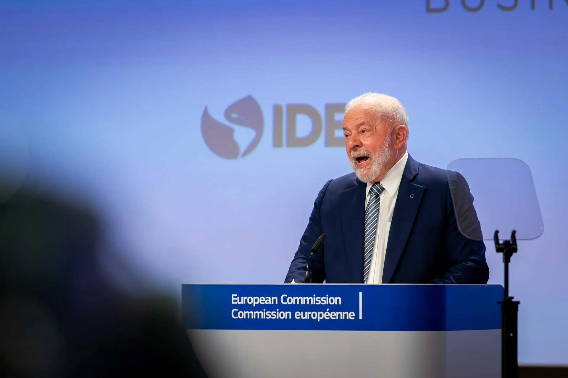 Un homme en costume parle à un podium lors d'une conférence à la Commission européenne.