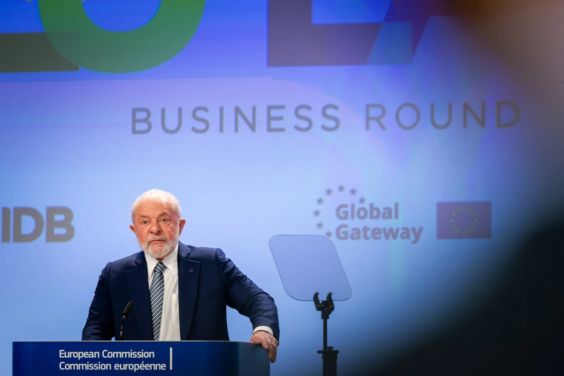Discours lors d'une conférence de l'UE avec logos "Global Gateway".
