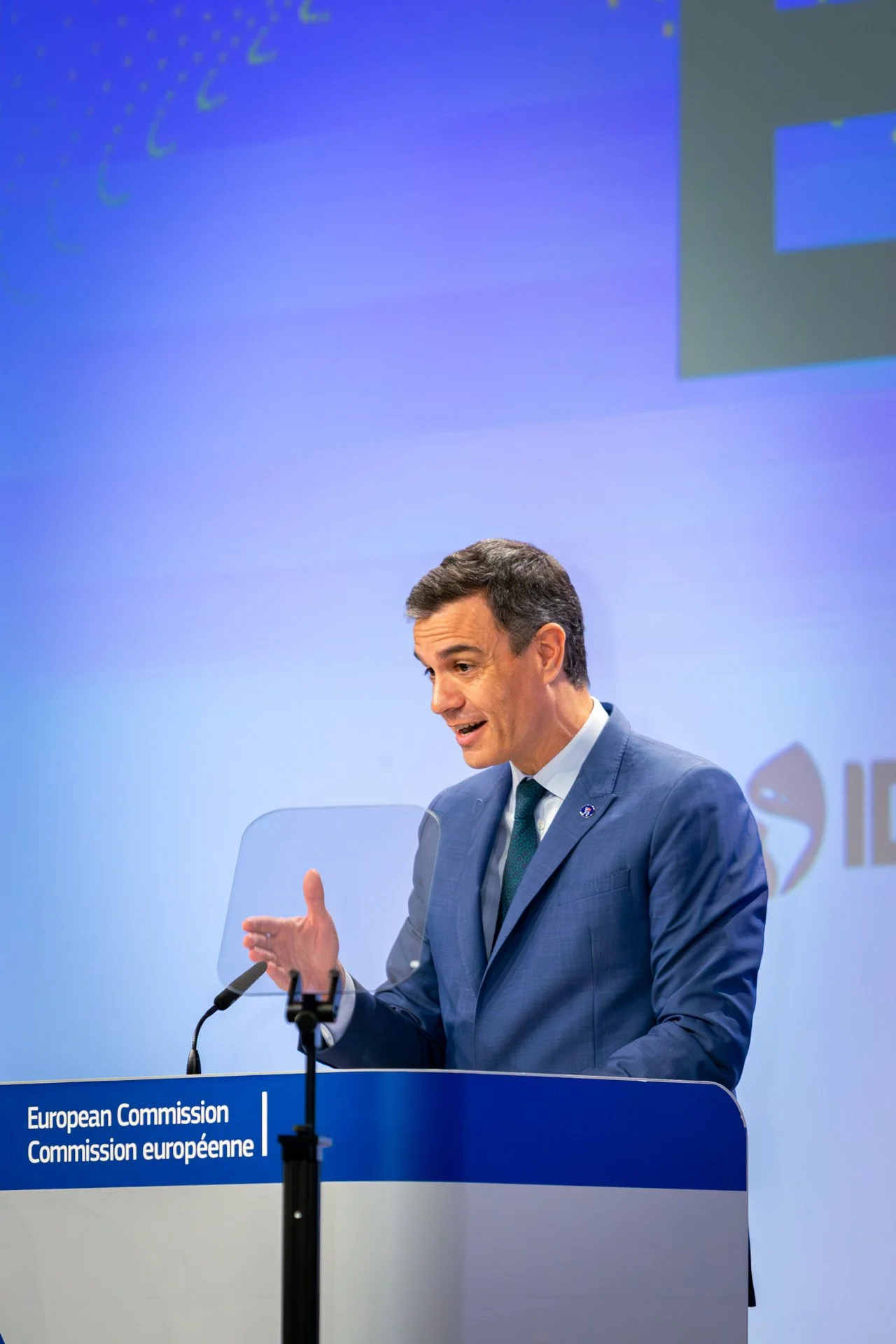 Homme en costume parlant au podium de la Commission européenne