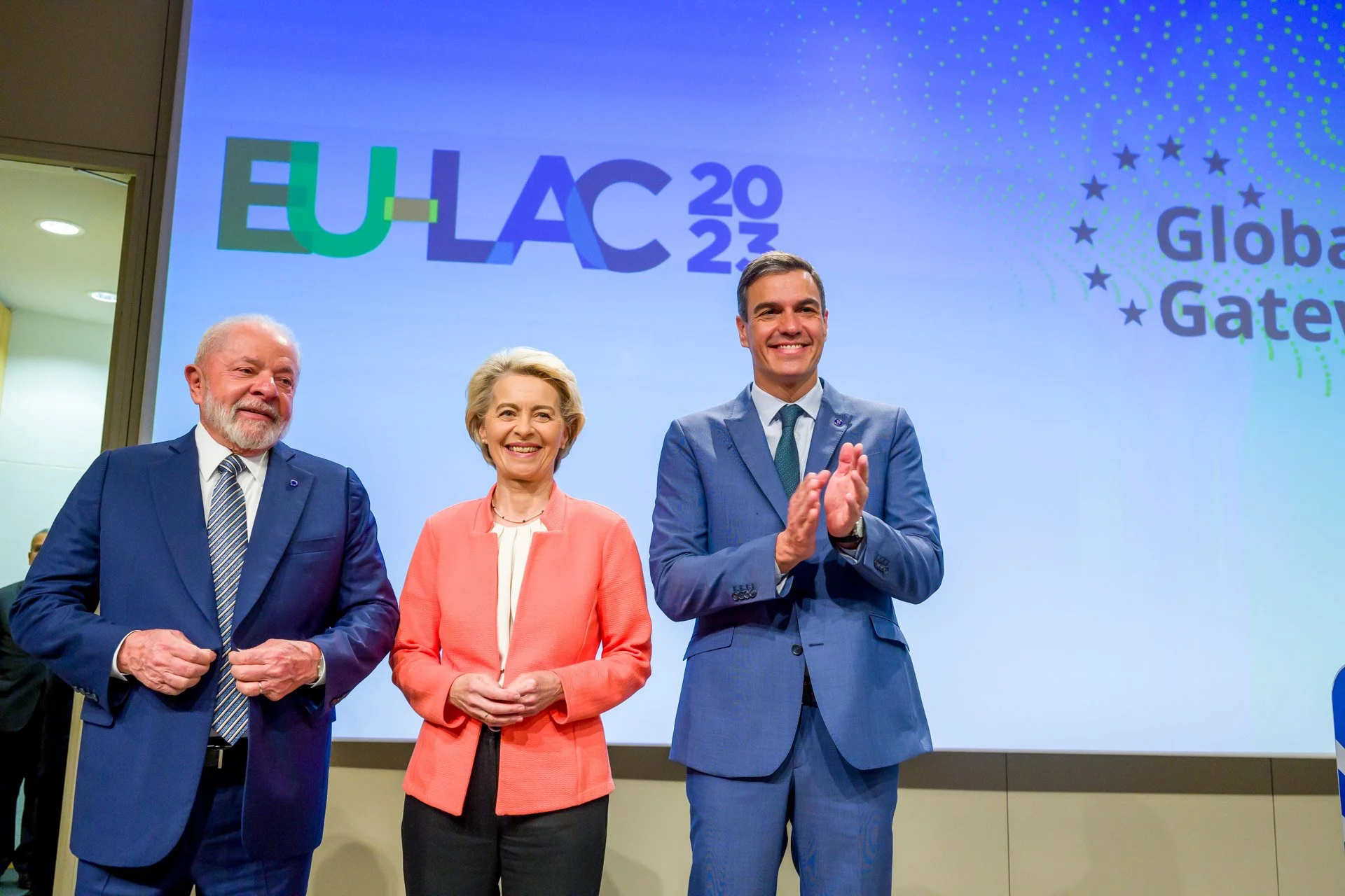 Trois personnes posant devant un écran avec le logo "EU-LAC 2023" et "Global Gateway".