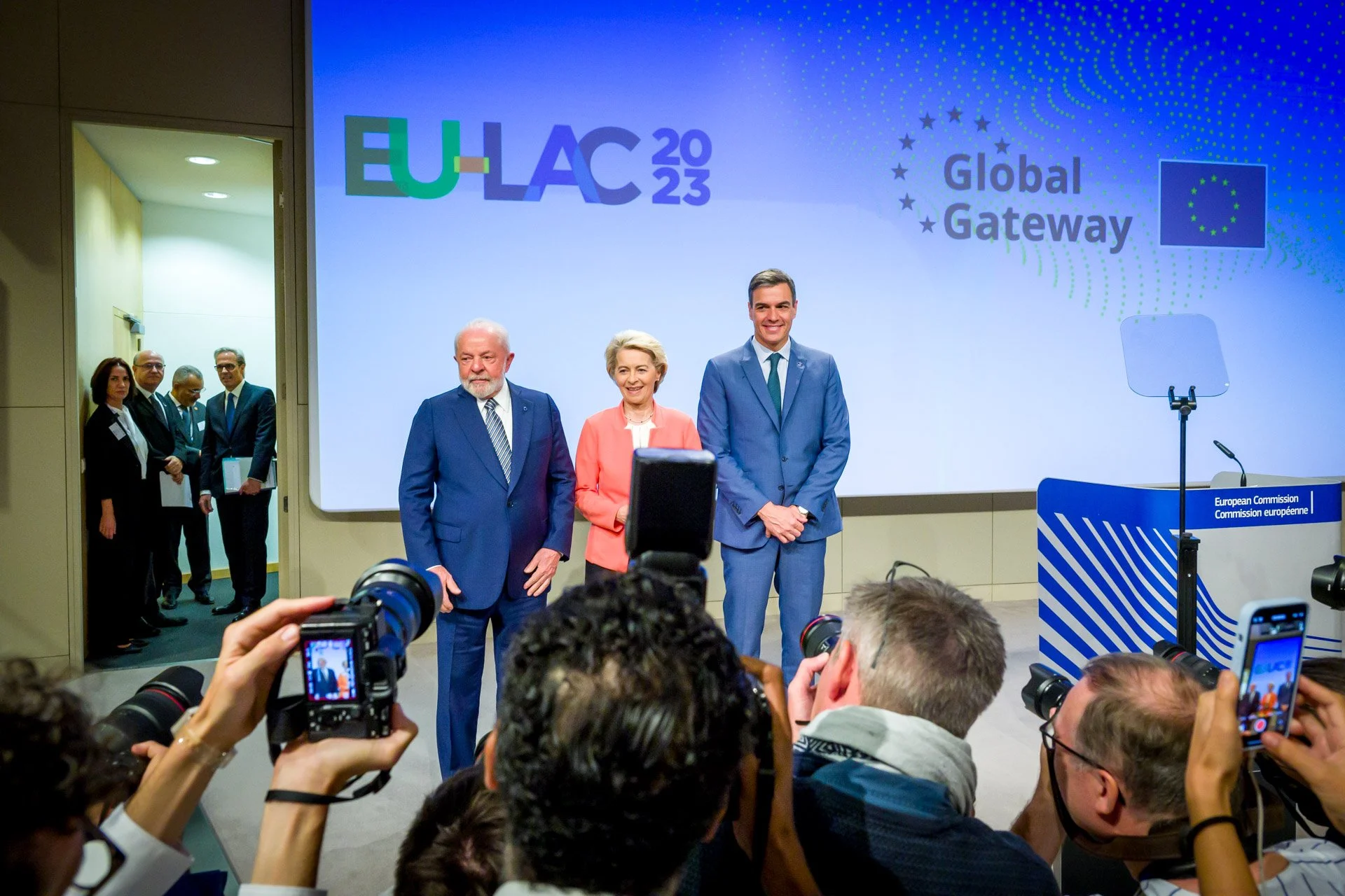 Des personnes posant pour des photos lors de l'événement EU-LAC 2023, avec "Global Gateway" affiché en arrière-plan.