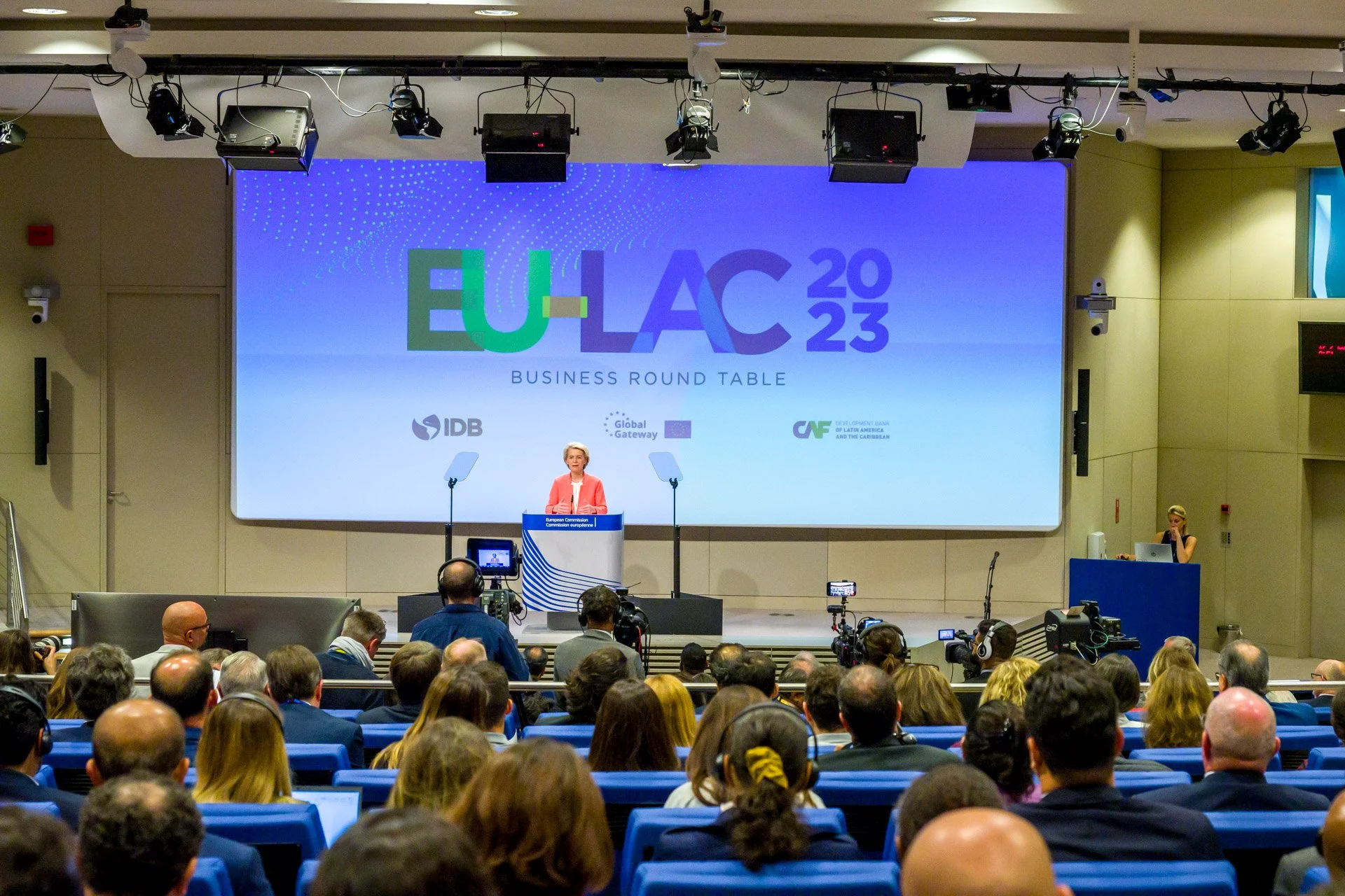 Conférence EU-LAC 2023 avec oratrice sur scène devant un public.