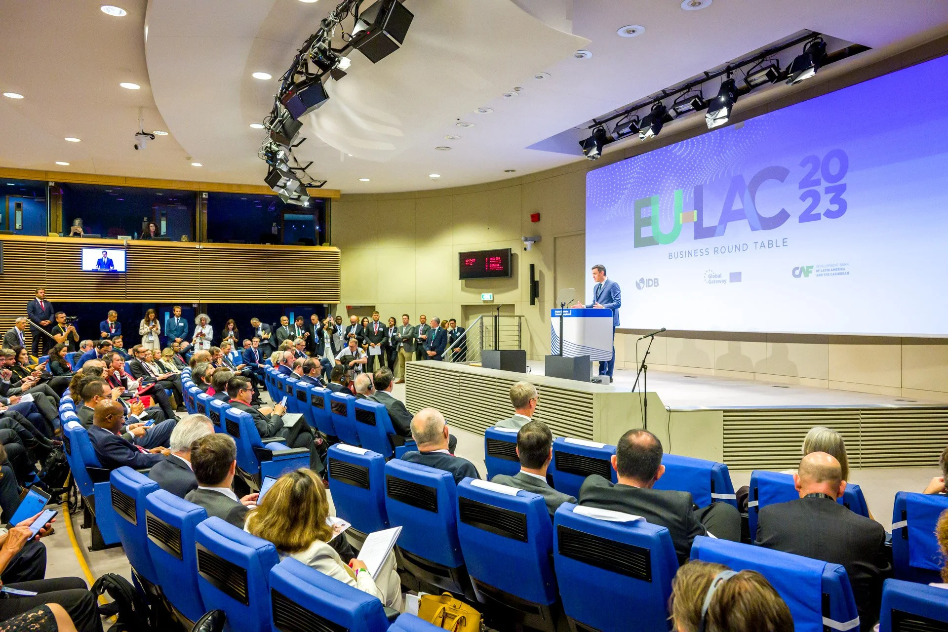 Conférence EU-LAC 2023 avec un orateur et participants dans une salle de conférence.
