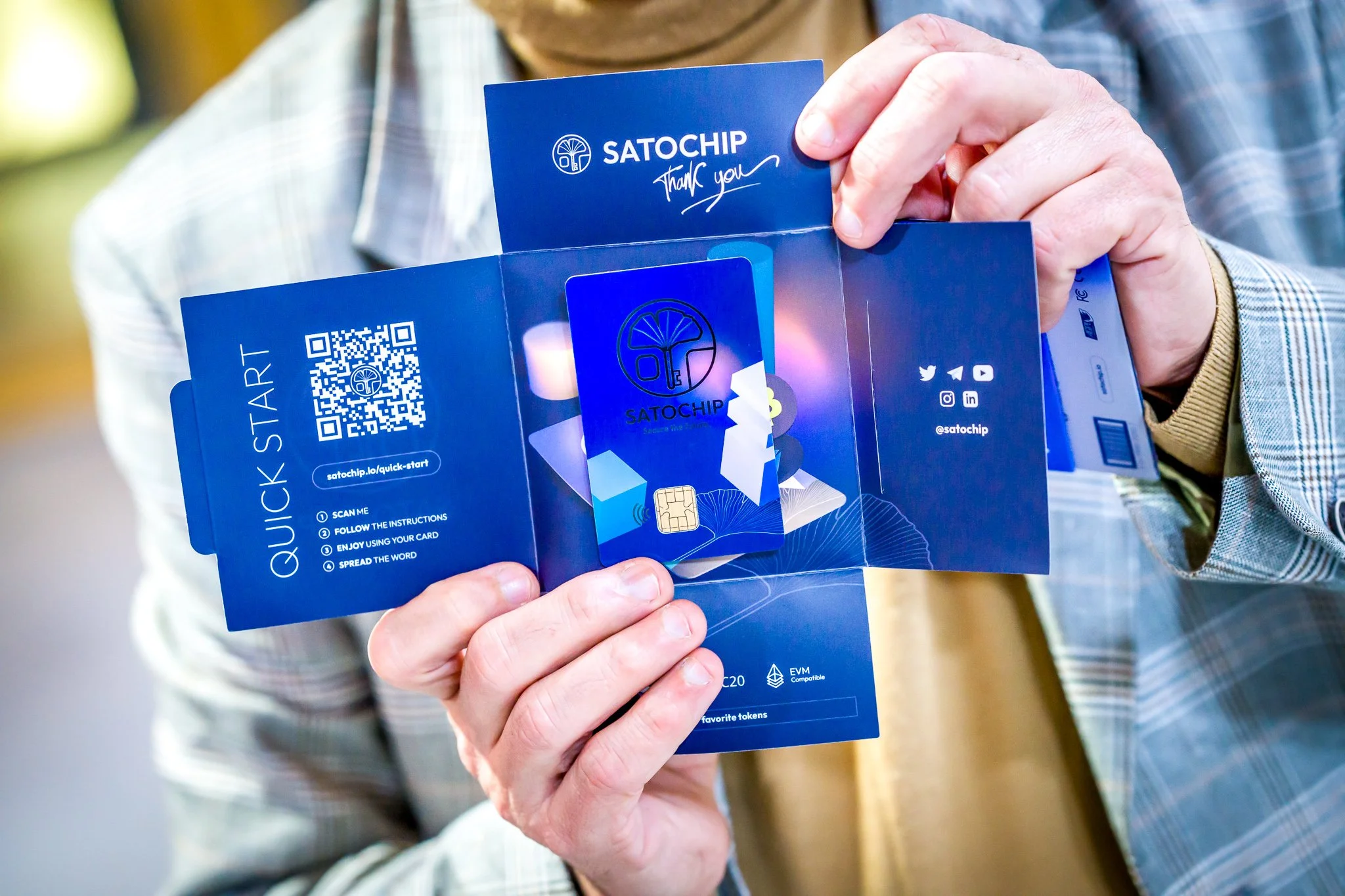Belle photo professionnelle de la carte Satochi chip qui contient une puce avec un certificat NFT