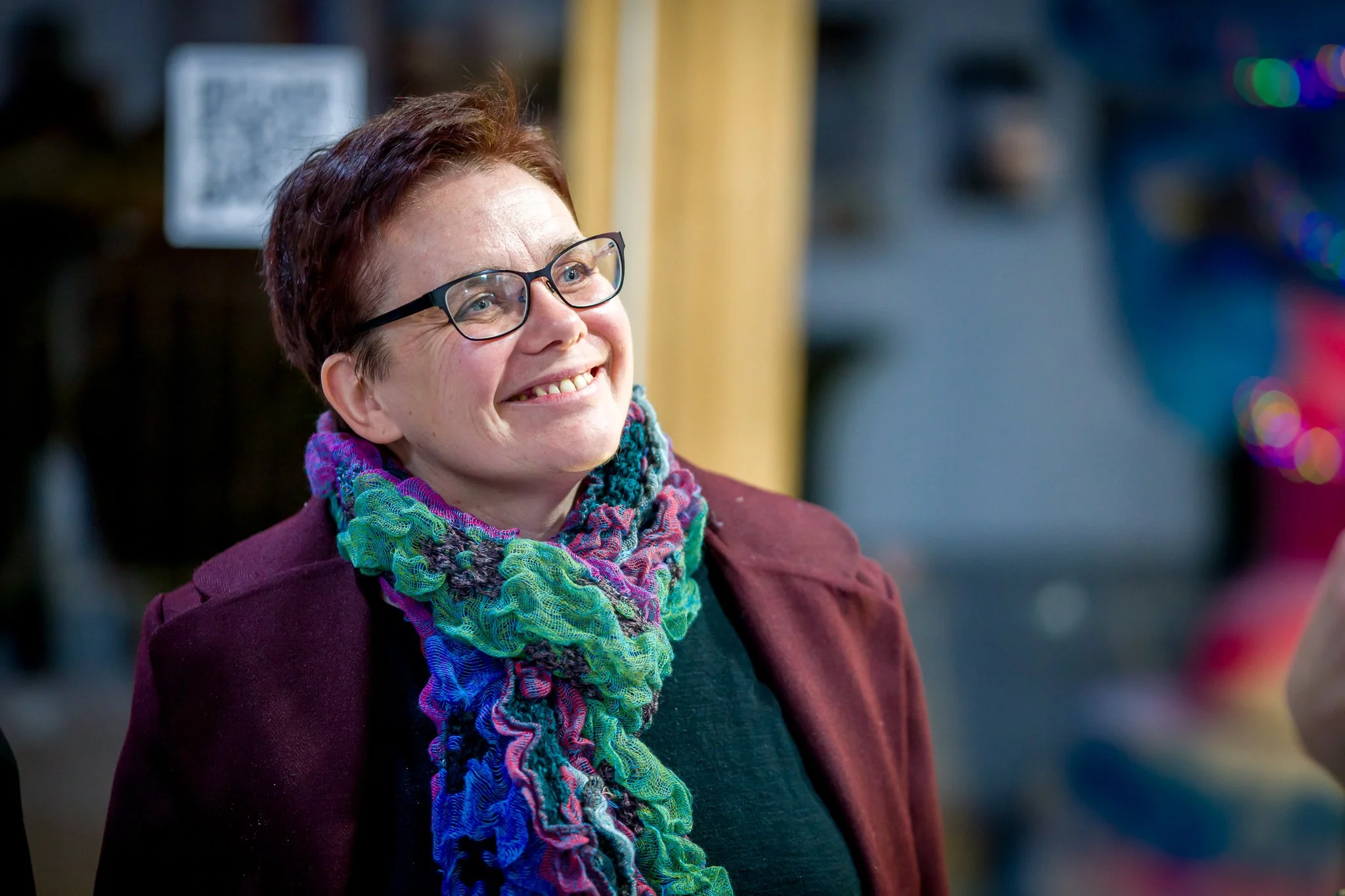 Portrait photo professionnel de Nathalie De Witte souriante