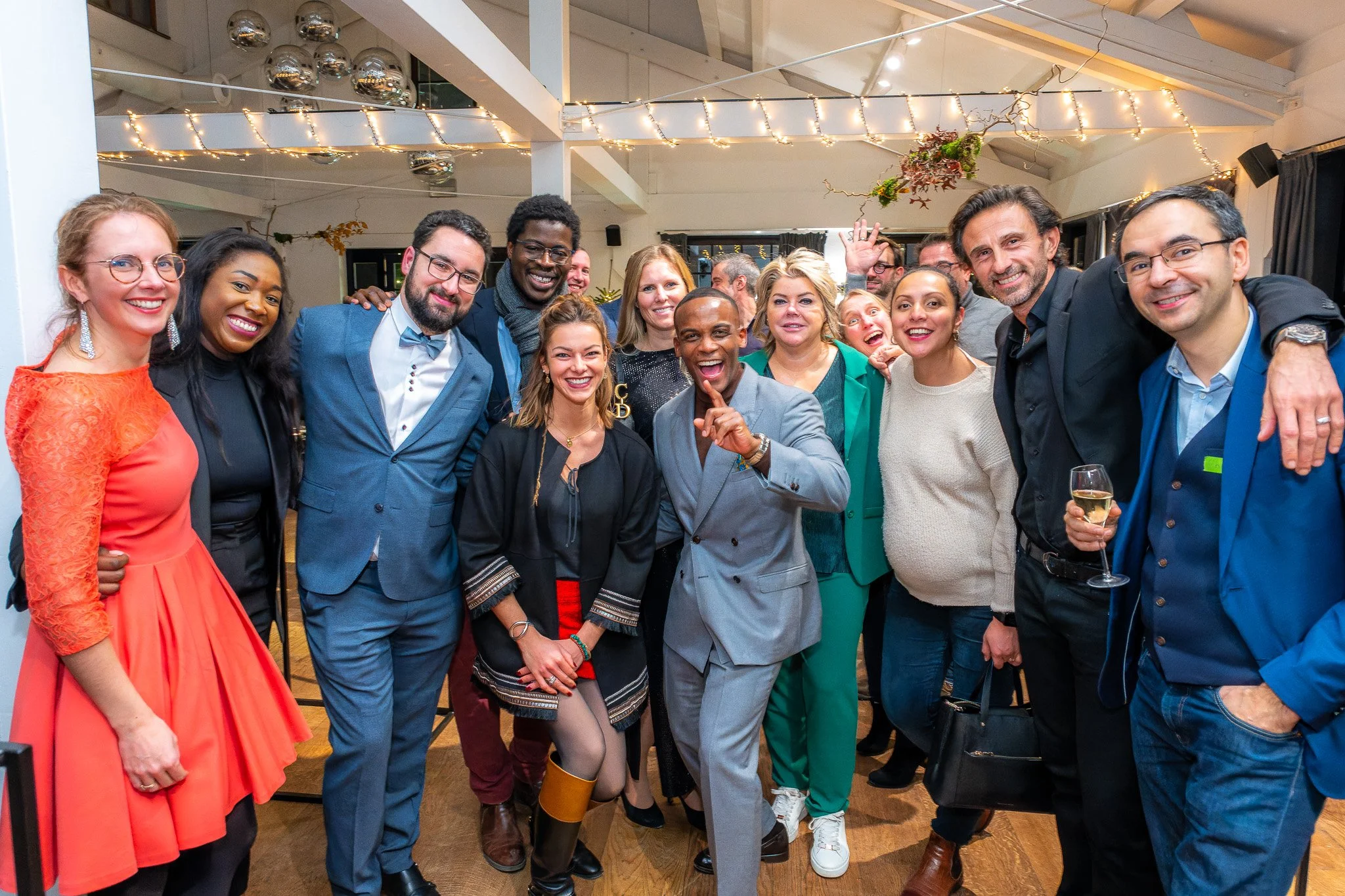 Photo de famille de l'équipe souriante de Wemanity réalisée par un photographe professionnel de ISOWAY