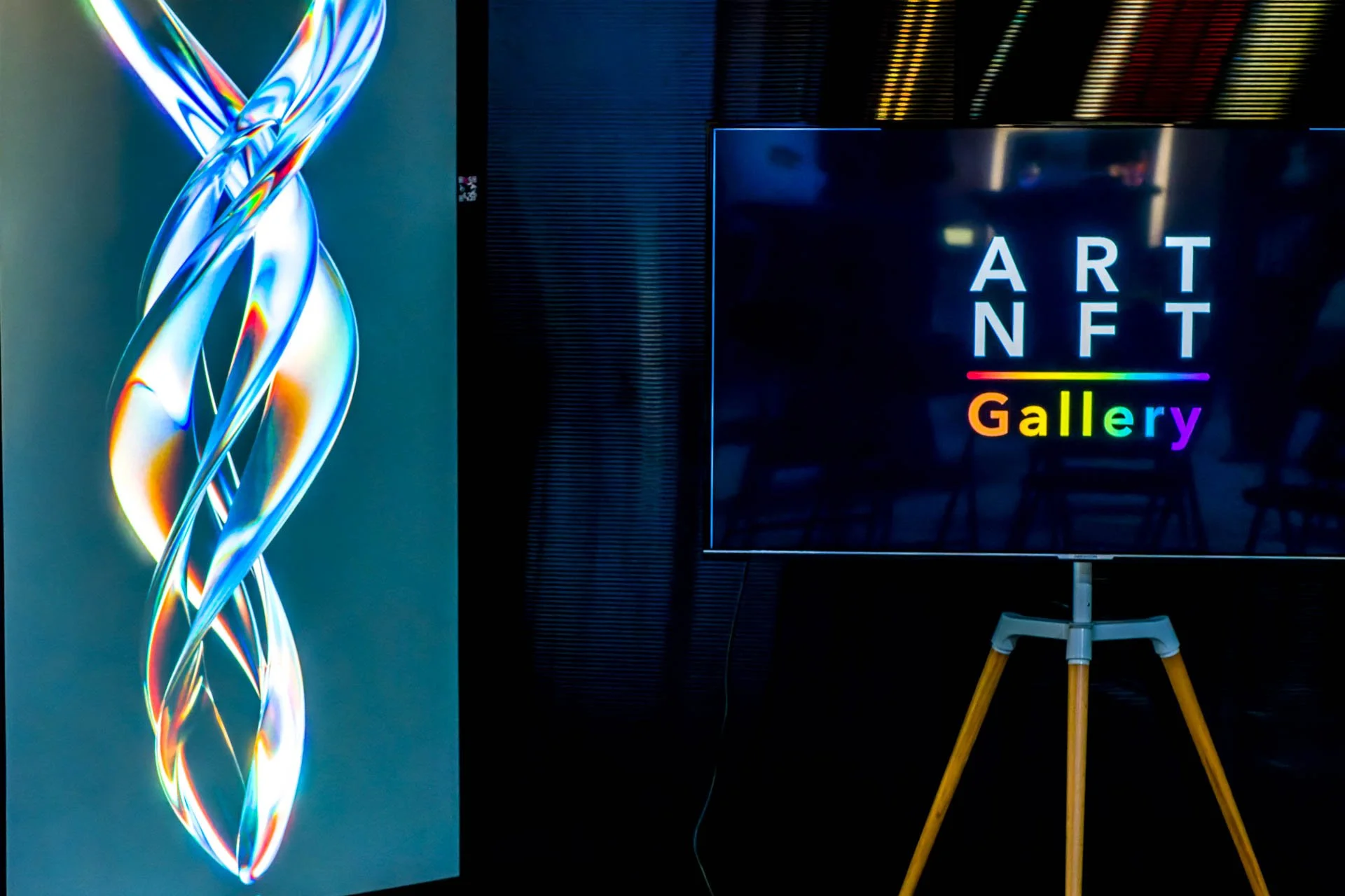 Affiche d'une galerie NFT avec une œuvre d'art numérique colorée à gauche et le texte "Art NFT Gallery" sur un écran à droite.