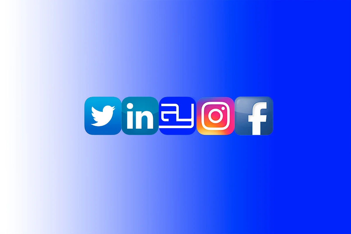 Logos de Twitter, LinkedIn, ISOWAY, Instagram et Facebook sur un fond dégradé bleu.